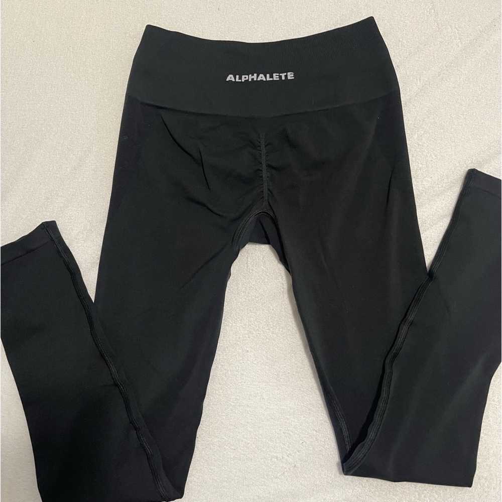 Alphalete Amplify Leggings in Black. Size M